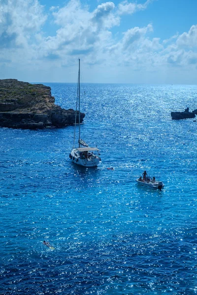 Відпочинок в Blue Lagoon на острові Comino, Мальта — стокове фото