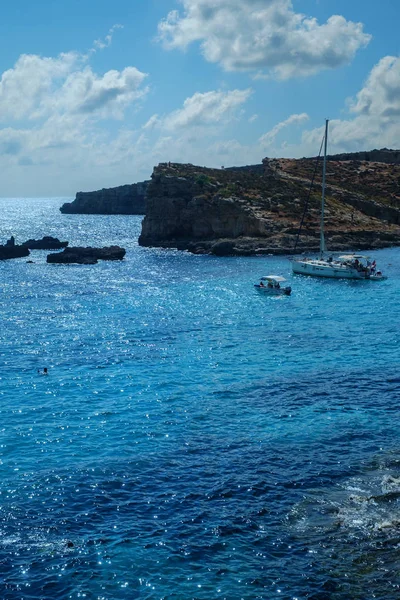 Comino adasında Blue lagoon'da tatiller, Malta