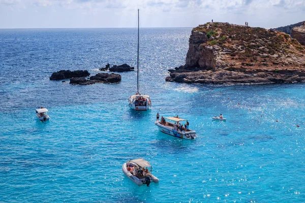 Nyaralás a kék lagúna szigeten Comino, Málta — Stock Fotó