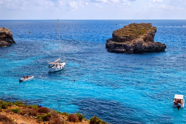 Holidays at Blue lagoon on island Comino, Malta — Stock Photo, Image