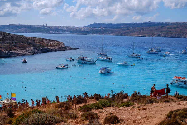 Nyaralás a kék lagúna szigeten Comino, Málta — Stock Fotó