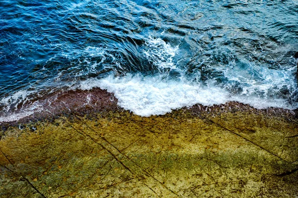 Waves on rocks of eroded limestone — Stock Photo, Image