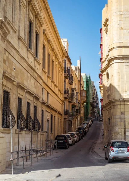 Calle con balcones tradicionales y edificios antiguos en la historia —  Fotos de Stock