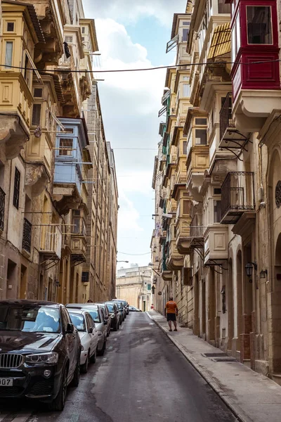 Улица с традиционными балконами и старинными зданиями в историке — стоковое фото