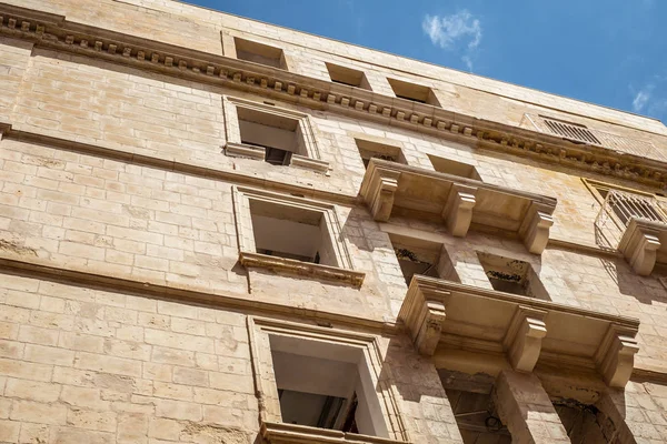 Straat met traditionele balkons en oude gebouwen in historica — Stockfoto