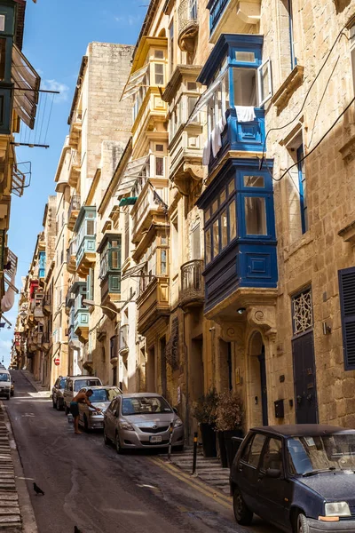 Calle con balcones tradicionales y edificios antiguos en la historia —  Fotos de Stock