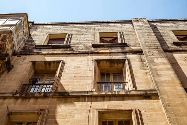 Straat met traditionele balkons en oude gebouwen in historica — Stockfoto