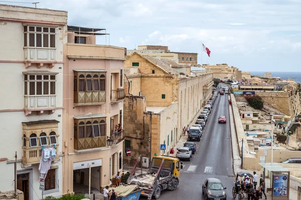 Calle con balcones tradicionales y edificios antiguos en la historia —  Fotos de Stock