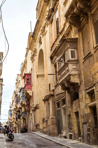 Calle con balcones tradicionales y edificios antiguos en la historia —  Fotos de Stock