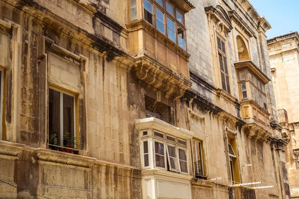 Straat met traditionele balkons en oude gebouwen in historica — Stockfoto