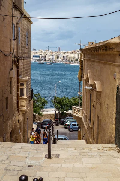 Calle con balcones tradicionales y edificios antiguos en la historia — Foto de Stock