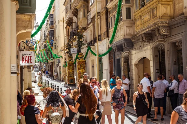 Calle con balcones tradicionales y edificios antiguos en la historia — Foto de Stock