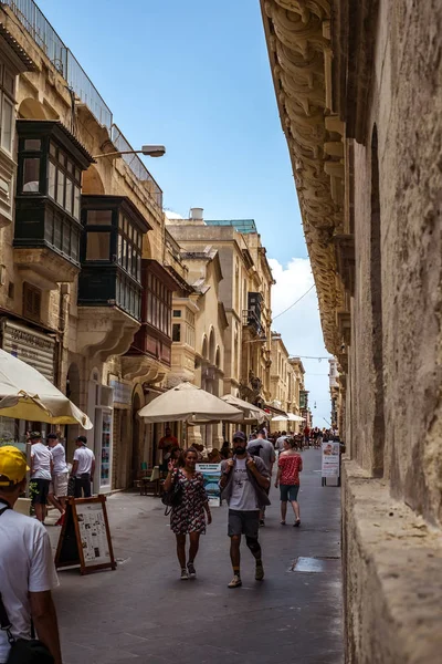 Calle con balcones tradicionales y edificios antiguos en la historia —  Fotos de Stock