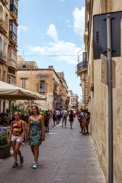 Calle con balcones tradicionales y edificios antiguos en la historia —  Fotos de Stock