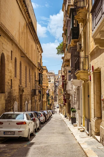 Calle con balcones tradicionales y edificios antiguos en la historia —  Fotos de Stock