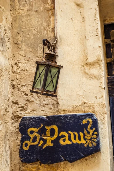 Calle con balcones tradicionales y edificios antiguos en la historia — Foto de Stock