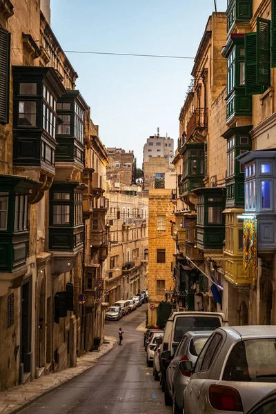 Calle con balcones tradicionales y edificios antiguos en la historia —  Fotos de Stock