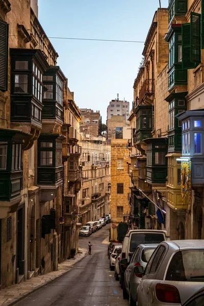 Calle con balcones tradicionales y edificios antiguos en la historia —  Fotos de Stock