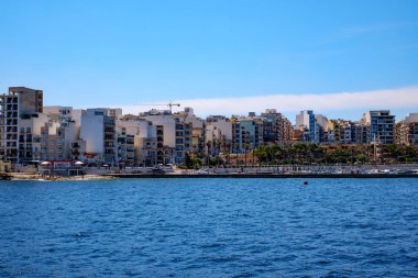 Sliema, Malta - 18 Temmuz 2019. Malta 'nın doğu kıyısı yolcu gemisinden görünüyor.