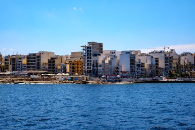 Sliema, Malta - 18 Temmuz 2019. Malta 'nın doğu kıyısı yolcu gemisinden görünüyor.
