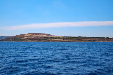 Sliema, Malta - 18 Temmuz 2019. Malta 'nın doğu kıyısı yolcu gemisinden görünüyor.