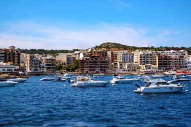 Sliema, Malta - 18 Temmuz 2019. Malta 'nın doğu kıyısı yolcu gemisinden görünüyor.