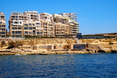 Sliema, Malta - 18 Temmuz 2019. Malta 'nın doğu kıyısı yolcu gemisinden görünüyor.