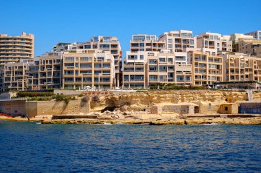 Sliema, Malta - 18 Temmuz 2019. Malta 'nın doğu kıyısı yolcu gemisinden görünüyor.