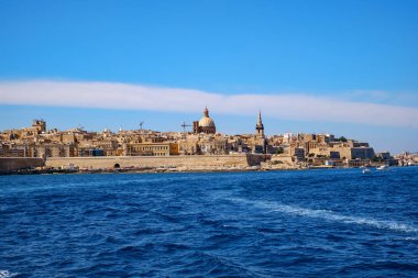 Sliema, Malta - 18 Temmuz 2019. Malta 'nın doğu kıyısı yolcu gemisinden görünüyor.