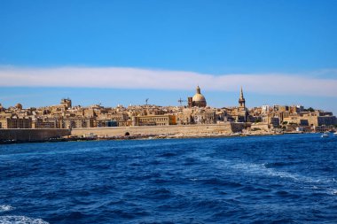 Sliema, Malta - 18 Temmuz 2019. Malta 'nın doğu kıyısı yolcu gemisinden görünüyor.