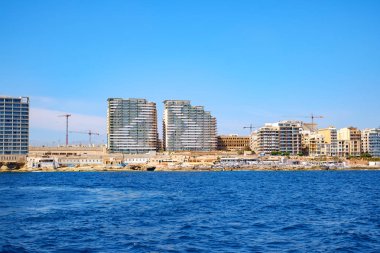Sliema, Malta - 18 Temmuz 2019. Malta 'nın doğu kıyısı yolcu gemisinden görünüyor.