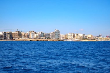 Sliema, Malta - 18 Temmuz 2019. Malta 'nın doğu kıyısı yolcu gemisinden görünüyor.
