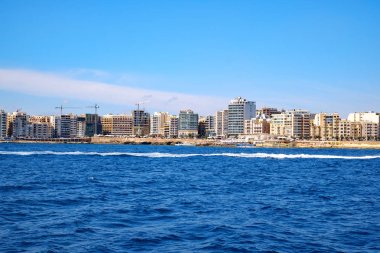 Sliema, Malta - 18 Temmuz 2019. Malta 'nın doğu kıyısı yolcu gemisinden görünüyor.