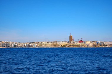 Sliema, Malta - 18 Temmuz 2019. Malta 'nın doğu kıyısı yolcu gemisinden görünüyor.