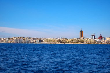 Sliema, Malta - 18 Temmuz 2019. Malta 'nın doğu kıyısı yolcu gemisinden görünüyor.