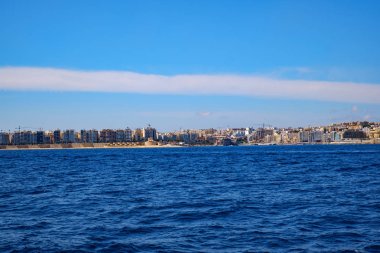Sliema, Malta - 18 Temmuz 2019. Malta 'nın doğu kıyısı yolcu gemisinden görünüyor.