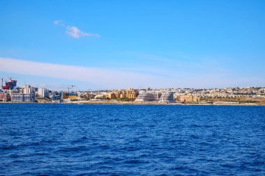 Sliema, Malta - 18 Temmuz 2019. Malta 'nın doğu kıyısı yolcu gemisinden görünüyor.
