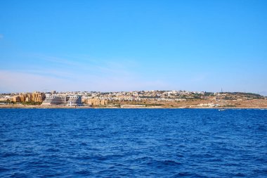 Sliema, Malta - 18 Temmuz 2019. Malta 'nın doğu kıyısı yolcu gemisinden görünüyor.