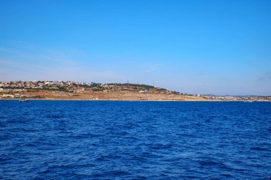 Sliema, Malta - 18 Temmuz 2019. Malta 'nın doğu kıyısı yolcu gemisinden görünüyor.