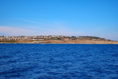 Sliema, Malta - 18 Temmuz 2019. Malta 'nın doğu kıyısı yolcu gemisinden görünüyor.