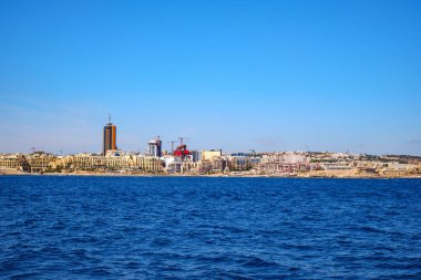 Sliema, Malta - 18 Temmuz 2019. Malta 'nın doğu kıyısı yolcu gemisinden görünüyor.