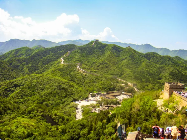 人々は中国の万里の長城を登っている — ストック写真