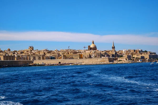 Sliema, Malta - 18 Temmuz 2019. Malta 'nın doğu kıyısı yolcu gemisinden görünüyor.