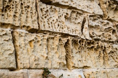 kireçtaşı tuğlaaşınmış ve çatlamış