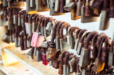 aşk köprüsünün korkuluklarına asılı düğün kilitleri sıraları