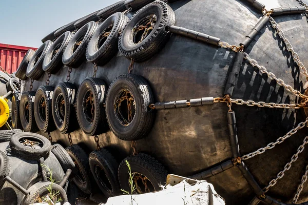Egy hatalmas Marine pneumatikus nehéz gumi sárvédő körül gumiabroncsok — Stock Fotó