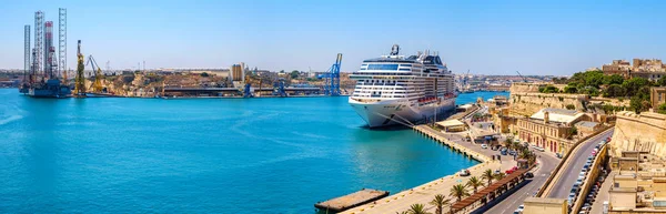 Statek wycieczkowy MSC Bellissima w porcie w Valletcie — Zdjęcie stockowe