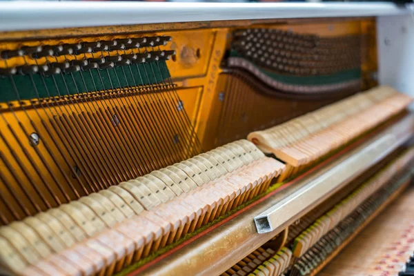 Details im Inneren des Klaviers mit Keyboards und Klaviersaiten — Stockfoto