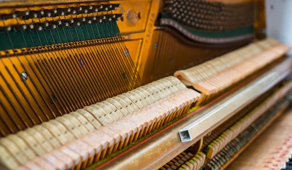 Details im Inneren des Klaviers mit Keyboards und Klaviersaiten — Stockfoto