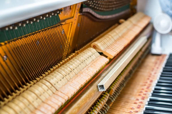 Details im Inneren des Klaviers mit Keyboards und Klaviersaiten — Stockfoto